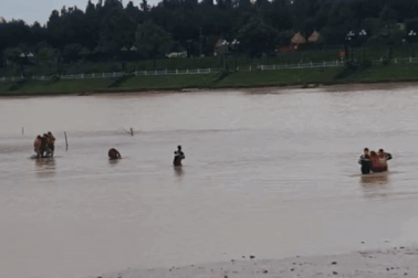 Cảnh sát giải cứu 2 anh em bị đuối nước giữa sông Đăk Bla