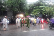 Hàng chục cảnh sát vũ trang vây bắt đối tượng ôm vũ khí cố thủ