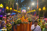 Hàng ngàn phật tử đội mưa dự lễ tắm, rước phật ở quốc tự Diệu Đế
