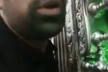 Các tín đồ vẫn liếm cổng trong đền thờ, bất chấp dịch Covid-19 bùng phát