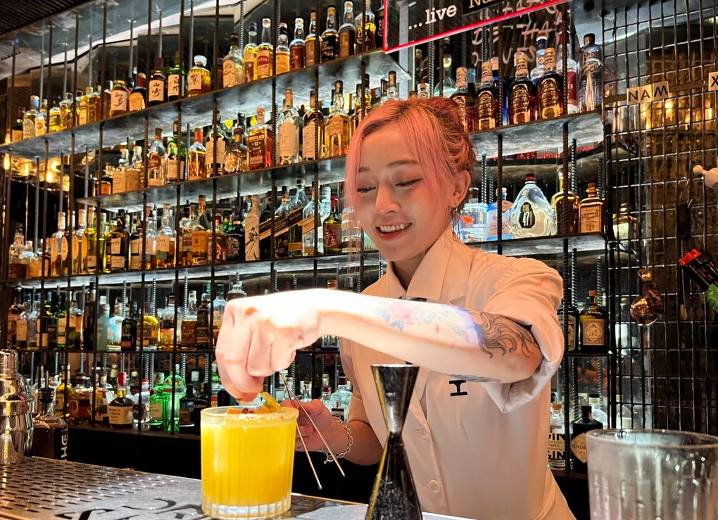 Nữ bartender triệu view, pha rượu như múa: Làm gì khi khách mời bay? - 2 Nữ bartender triệu view, pha rượu như múa: Làm gì khi khách mời bay? - 2