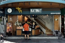 Ai đứng sau Katinat?