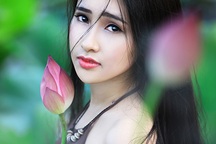 Bộ ảnh thiếu nữ xinh đẹp nâng niu đoá sen đầu mùa