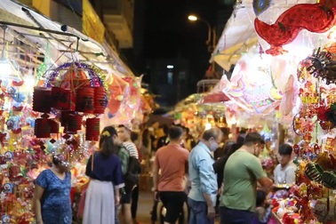 Phố lồng đèn vắng vẻ mùa Covid-19