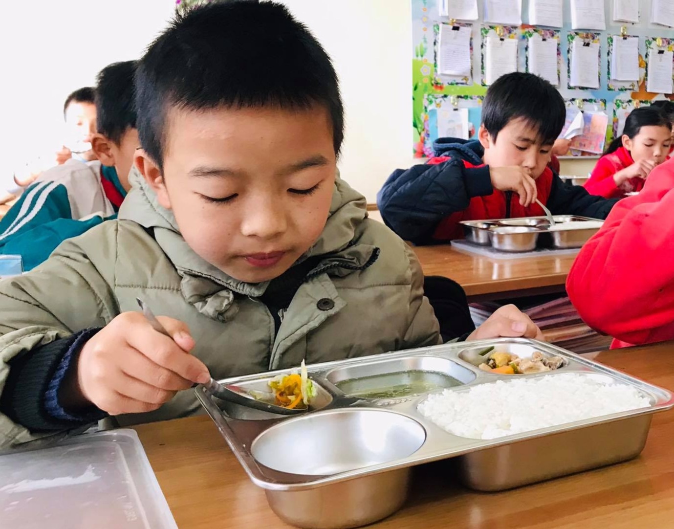 Bữa trưa 15.000 đồng và giấc mơ được ăn cơm nóng ở lớp - 1 Bữa trưa 15.000 đồng và giấc mơ được ăn cơm nóng ở lớp - 1