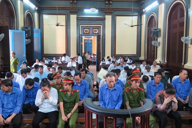 Hàng chục cựu nhân viên Hải quan TPHCM và An Giang tiếp tay buôn lậu