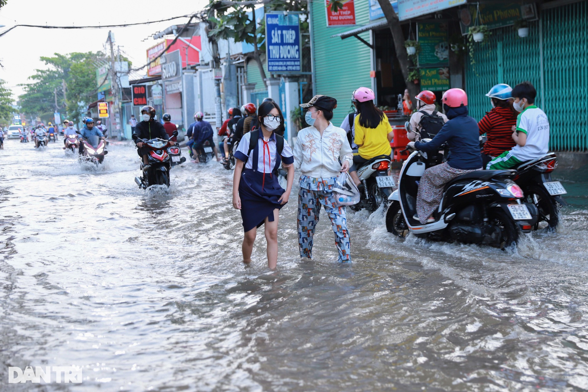 Người dân TPHCM chật vật đến nơi làm việc vì triều cường gây ngập - 5 Người dân TPHCM chật vật đến nơi làm việc vì triều cường gây ngập - 5