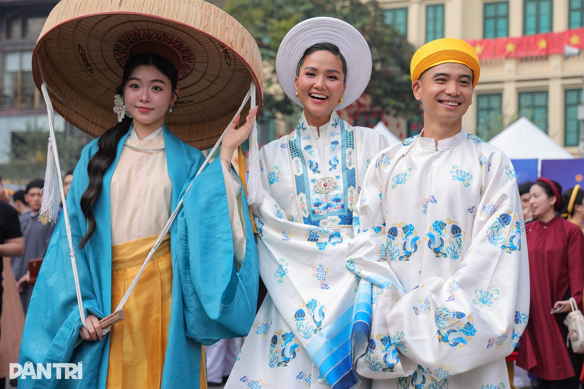 Lọ Lem xinh đẹp, khí chất như tiểu thư quyền quý trên phố đi bộ Hồ Gươm - 4 Lọ Lem xinh đẹp, khí chất như tiểu thư quyền quý trên phố đi bộ Hồ Gươm - 4