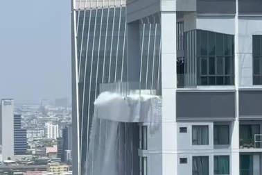 Bể bơi trên khách sạn ở Bangkok sóng sánh nước khi có rung lắc