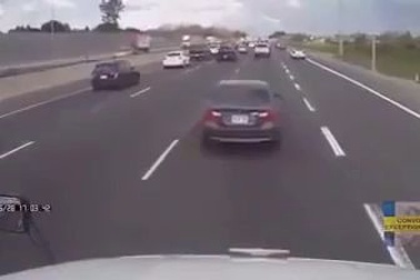 BMW bị bao vây vì chọc tức xe tải hạng nặng trên cao tốc