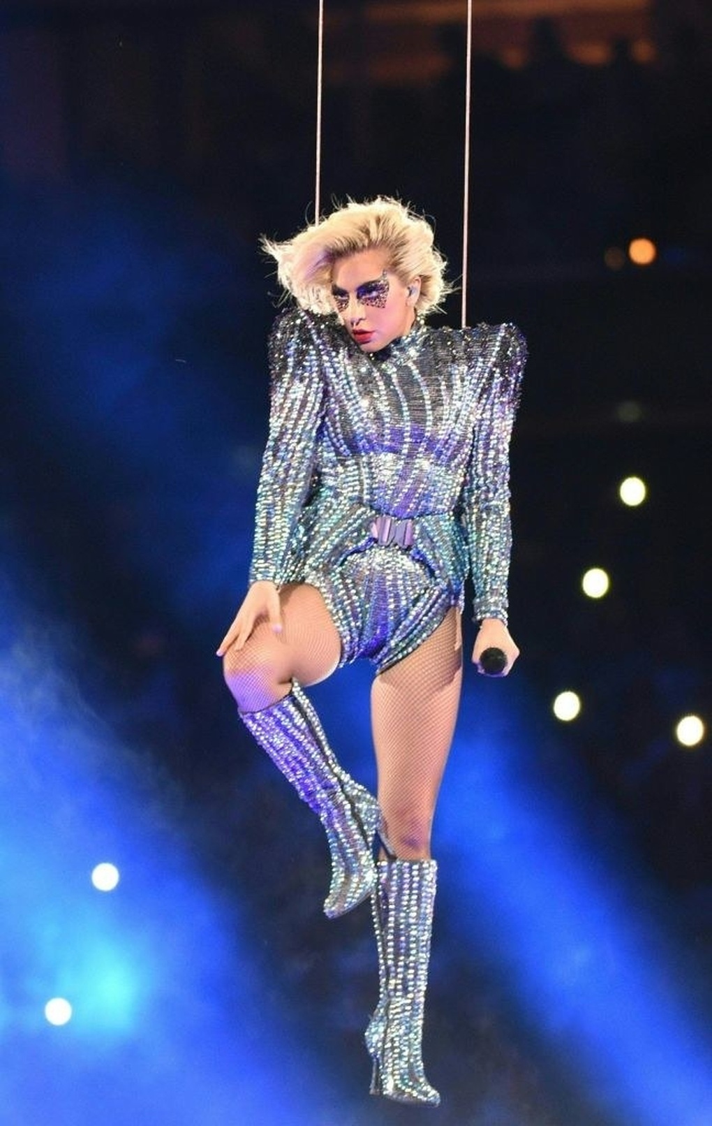 Bị khán giả ném gấu bông vào mặt, Lady Gaga vẫn bình thản hát - 2 Bị khán giả ném gấu bông vào mặt, Lady Gaga vẫn bình thản hát - 2