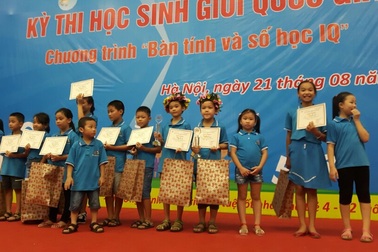Vinh danh học sinh học tập tốt môn Bàn tính và số học IQ năm 2016