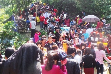 Dòng người chen lấn xin “nước thánh” đầu xuân