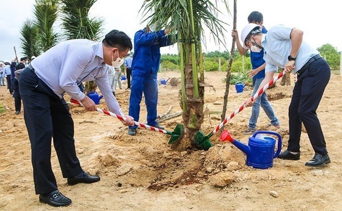 Phó Bí thư Thường trực Tỉnh ủy Đặng Ngọc Huy tham gia trồng cây xanh trên tuyến đường Trì Bình – Cảng Dung Quất