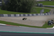 Tai nạn kinh hoàng trong chặng MotoGP tại Áo, hai chiếc xe đua biến dạng