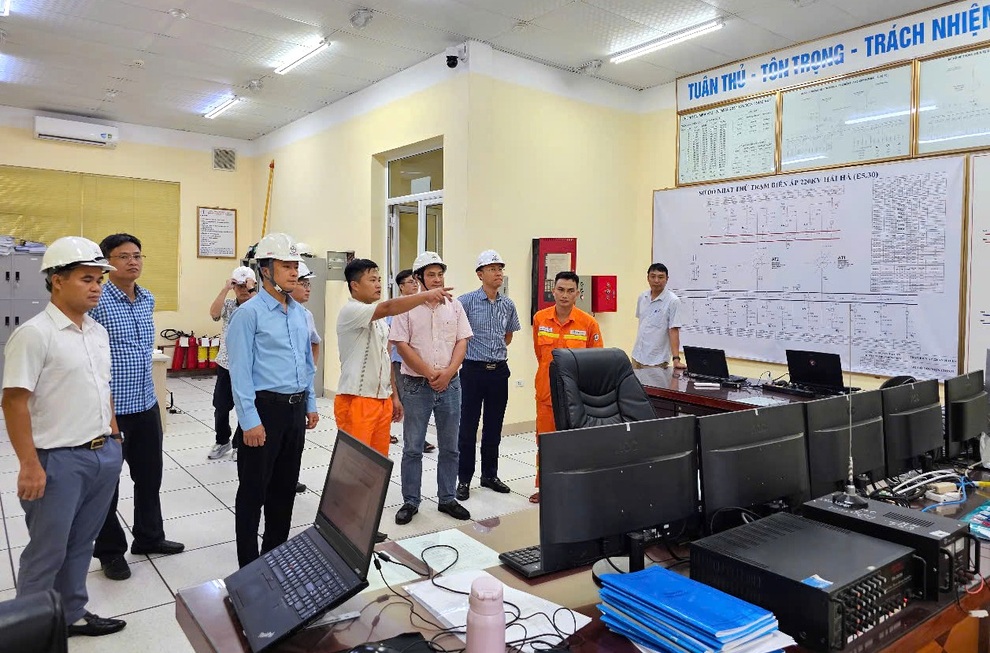Phó tổng giám đốc EVNNPT kiểm tra công tác ứng phó với bão Matmo - 5 Phó tổng giám đốc EVNNPT kiểm tra công tác ứng phó với bão Matmo - 5