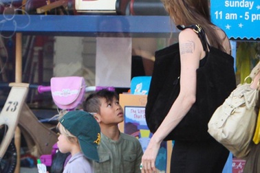 Angelina Jolie đưa con đi mua đồ chơi