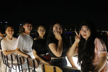 Rủ nhau đi xếp hàng, uống cà phê từ 4h rồi về ngủ bù