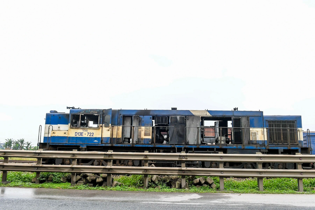 Đoàn tàu chở hàng bất ngờ bốc cháy dữ dội - 2 Đoàn tàu chở hàng bất ngờ bốc cháy dữ dội - 2