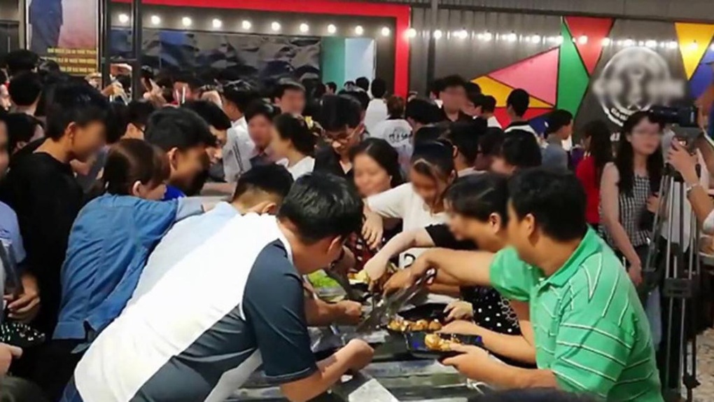 Bi hài cảnh ăn buffet: Đi 3 đòi tính tiền 2, lén mang đồ về - 2 Bi hài cảnh ăn buffet: Đi 3 đòi tính tiền 2, lén mang đồ về - 2