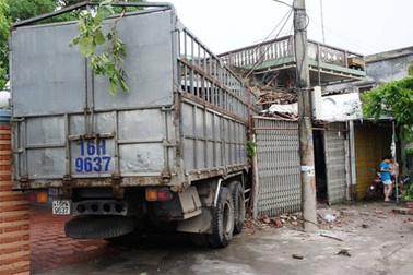 Xe tải “quậy” tứ tung, tài xế thoát chết hi hữu