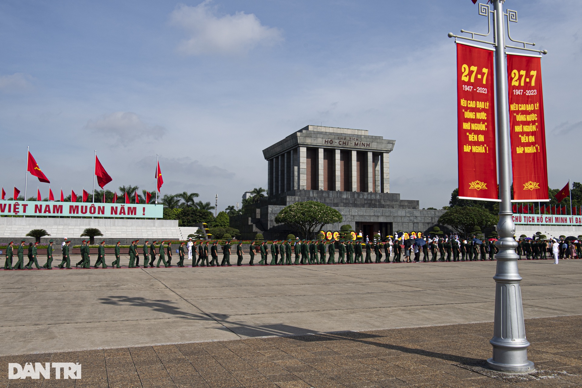 Lãnh đạo Đảng, Nhà nước dâng hương tưởng niệm các anh hùng liệt sĩ - 12 Lãnh đạo Đảng, Nhà nước dâng hương tưởng niệm các anh hùng liệt sĩ - 12
