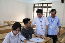 Hà Nội: Cử người chép bài giúp thí sinh gãy tay thi vào lớp 10