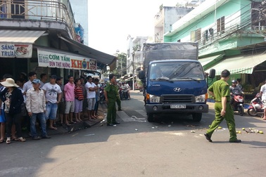 Xe tải mất lái tông chết 2 người