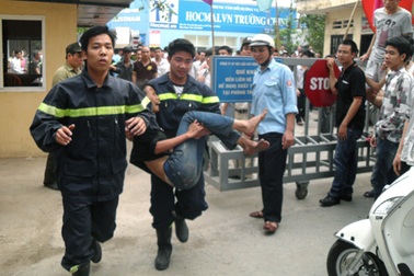 Cô gái được giải cứu từ cột cao gần 10m lại tự tử ở hồ Thủ Lệ