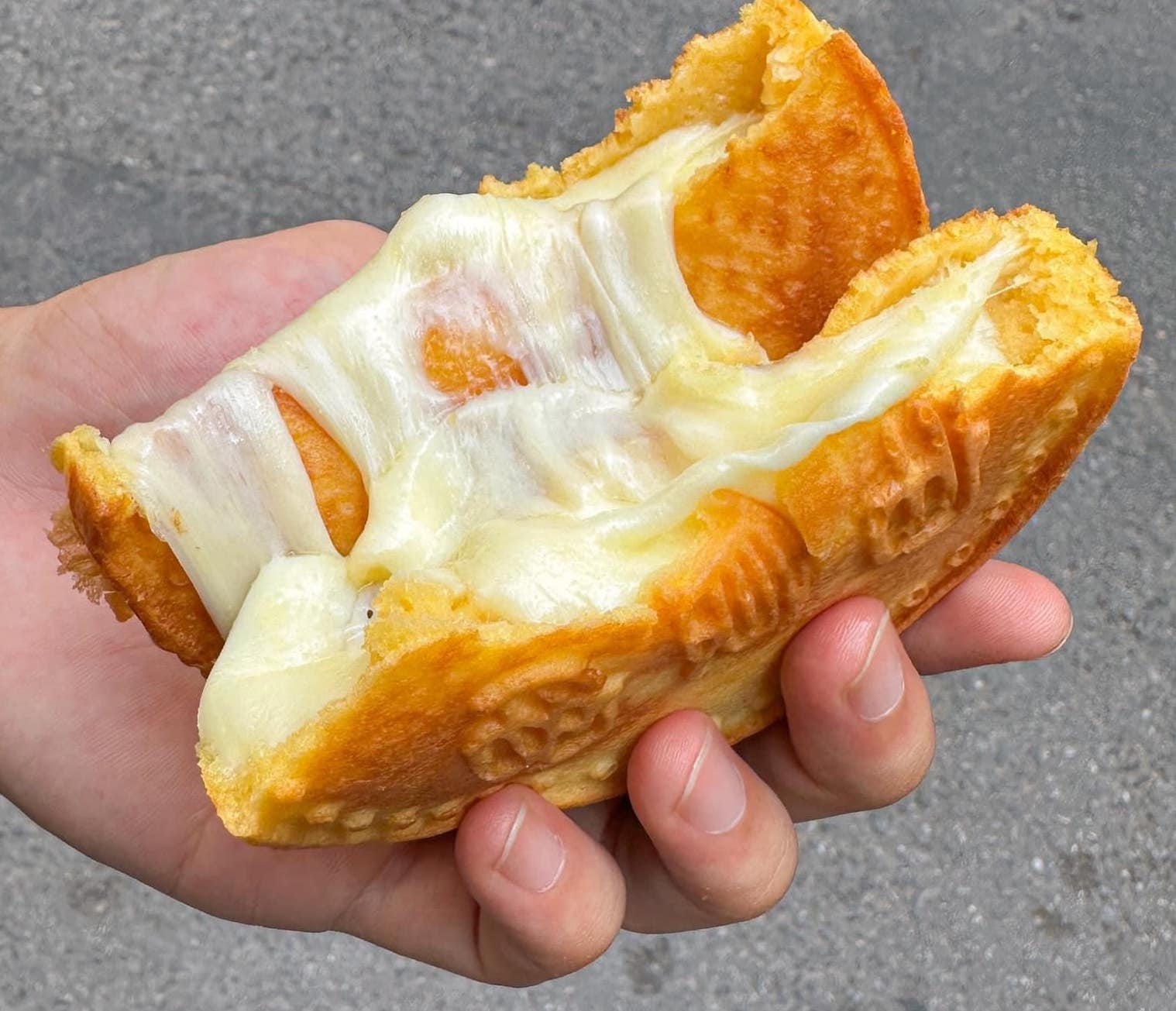 ម្ចាស់ហាងរកចំណូលបាន៥០លានដុងក្នុងមួយថ្ងៃ ដោយសារនំខេកពេញនិយមក្នុងចំណោមយុវវ័យ - ៥ Chủ tiệm kiếm 50 triệu đồng một ngày nhờ loại bánh hot trend với giới trẻ - 5