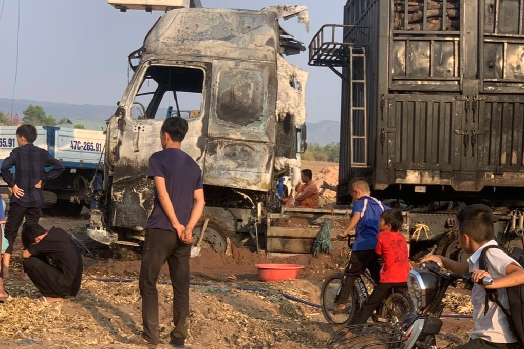 Xe container chở củi bốc cháy ngùn ngụt ở Đắk Lắk - 2 Xe container chở củi bốc cháy ngùn ngụt ở Đắk Lắk - 2