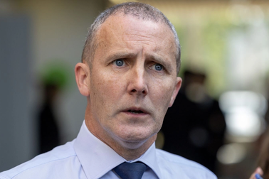 Bộ trưởng Scotland xin lỗi vì con trai xem bóng đá hết 14.000 USD tiền mạng