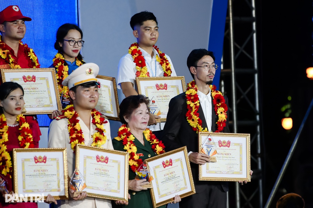 Đen Vâu nhận giải Tình nguyện quốc gia: Hãy đóng góp cho xã hội nhiều hơn - 4 Đen Vâu nhận giải Tình nguyện quốc gia: Hãy đóng góp cho xã hội nhiều hơn - 4