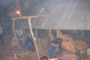 Hơn 100 người ngộ độc trong đám tang, người còn lại vẫn ngồi nhậu