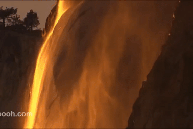 Dòng “thác lửa” như nham thạch chảy từ đỉnh núi