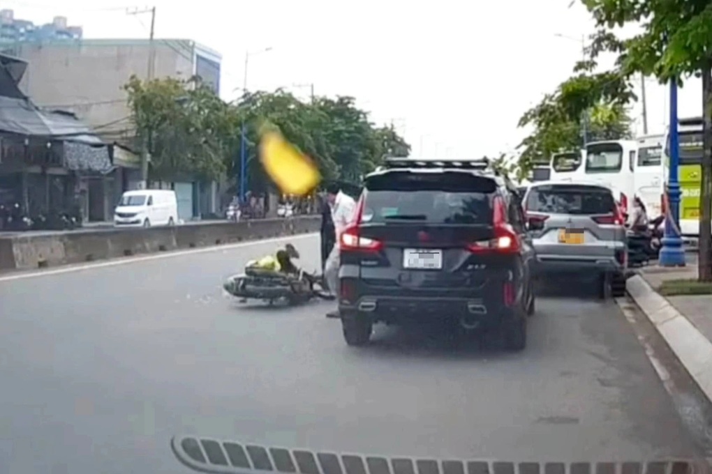 Tài xế mở cửa ô tô khiến người đi xe máy té ngã, còn đòi bồi thường 3 triệu - 1 Tài xế mở cửa ô tô khiến người đi xe máy té ngã, còn đòi bồi thường 3 triệu - 1