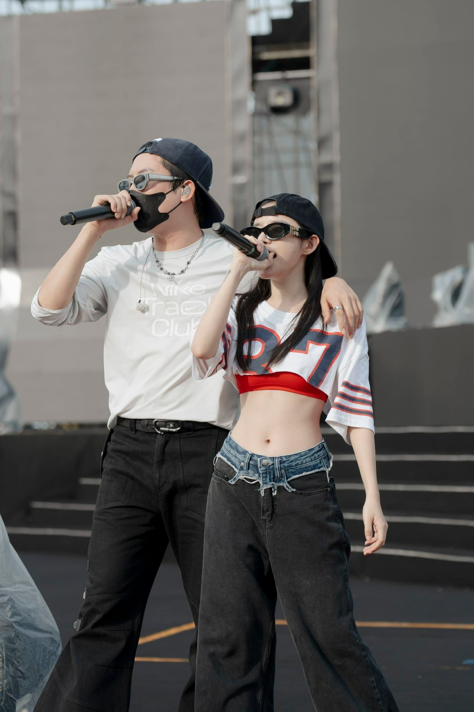 Anh Tú - LyLy: Nhiều năm gọi nhau là hàng xóm và cái ôm gây sốt - 6 Anh Tú - LyLy: Nhiều năm gọi nhau là hàng xóm và cái ôm gây sốt - 6