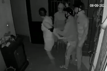 Hà Nội: Nhóm cướp vào phòng ngủ của gia chủ để đòi tài sản