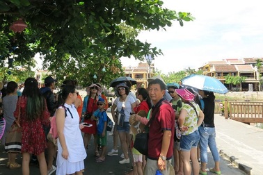 Hướng dẫn viên "chui", xuyên tạc lịch sử Việt: Nguy hại khôn lường!