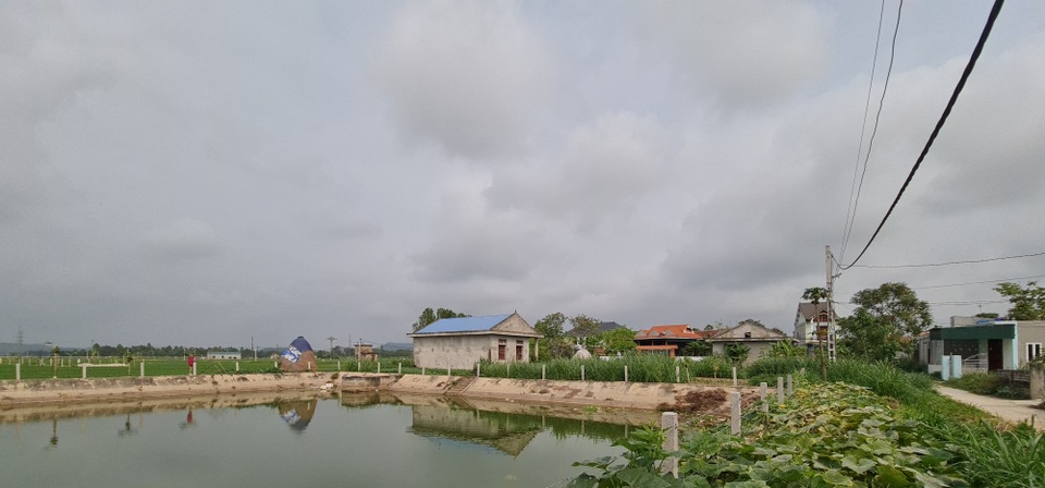 Hồ chứa nước này xây dựng nên đã có 2 cháu bé chết đuối tại đây, khiến bà con bức xúc. Hồ chứa nước này xây dựng nên đã có 2 cháu bé chết đuối tại đây, khiến bà con bức xúc.