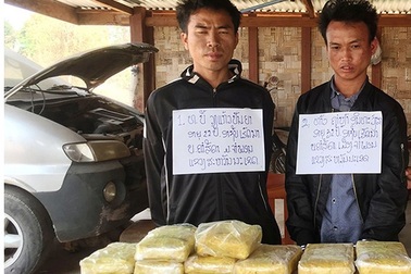 Hai đối tượng có súng vận chuyển ma tuý lao thẳng vào xe của lực lượng chức năng