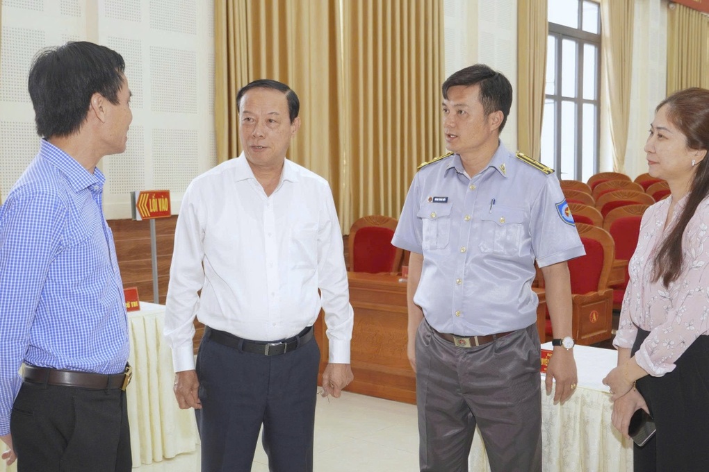 Lãnh đạo TPHCM kiểm tra việc chuẩn bị bầu cử sớm - 2