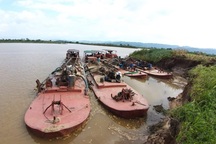 Bắt 4 tàu khai thác cát lậu, yêu cầu đổ toàn bộ cát trả lại dòng sông