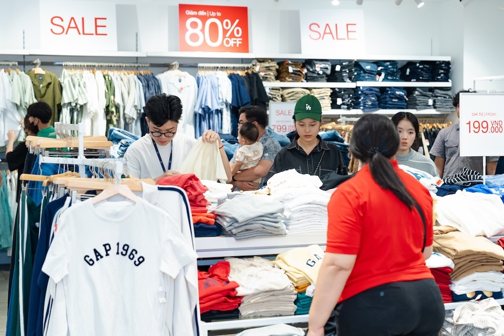 Vincom Red Sale Vincom Red Sale “khuấy đảo” thị trường bán lẻ mùa hè 2025 - 1