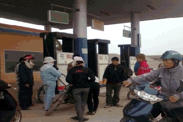 Náo loạn vì dân bắt đền cây xăng pha… nước lã