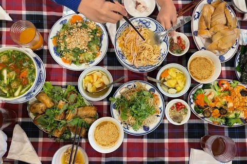 Mâm cỗ ở Bát Tràng 2,7 triệu đồng: Đắt ở chỗ ngồi, gấp đôi giá thường?