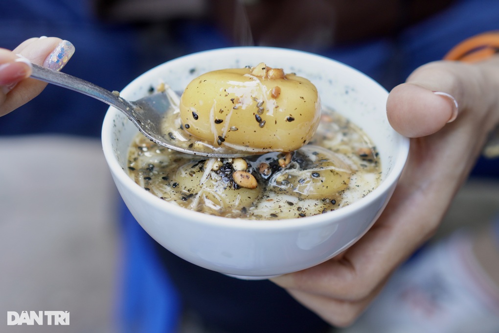 Khách nín thở ăn bánh trôi tàu vừa bưng bát, vừa sợ bị đuổi ở Hà Nội - 4 Khách nín thở ăn bánh trôi tàu vừa bưng bát, vừa sợ bị đuổi ở Hà Nội - 4