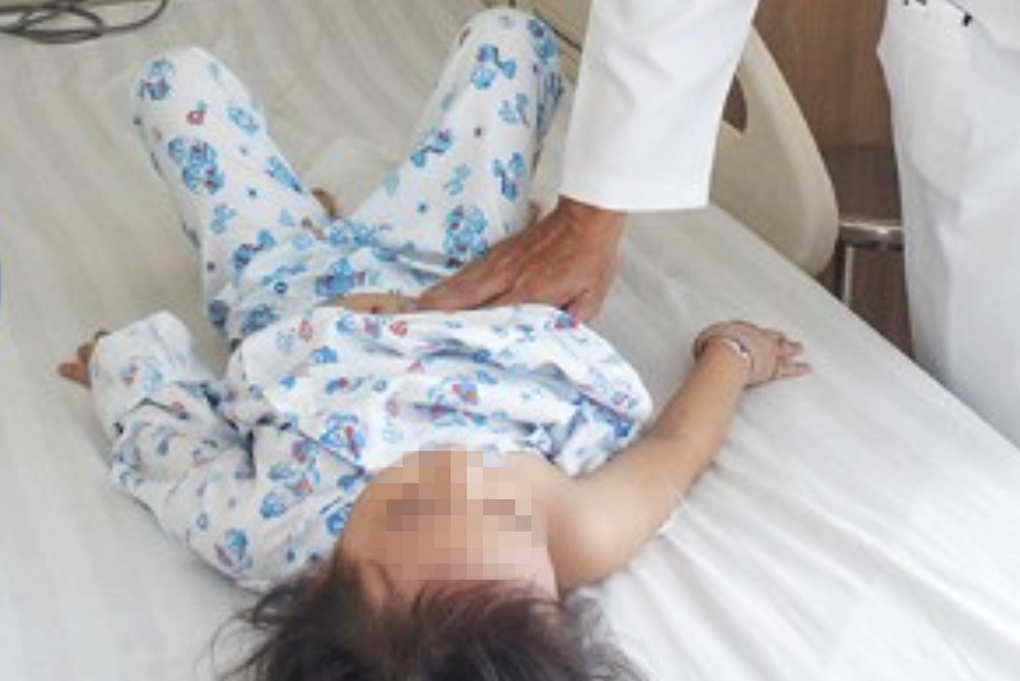 TPHCM: Nuốt lắc chân khi ngủ trưa ở trường, bé gái 5 tuổi lâm nguy - 1
