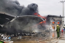 Cháy công ty giày da, công nhân chạy tán loạn, nhiều xe máy bị thiêu rụi