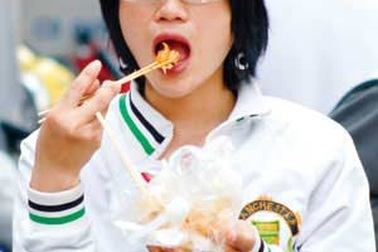 Bánh tráng trộn: Vừa ít dinh dưỡng vừa dễ ngộ độc